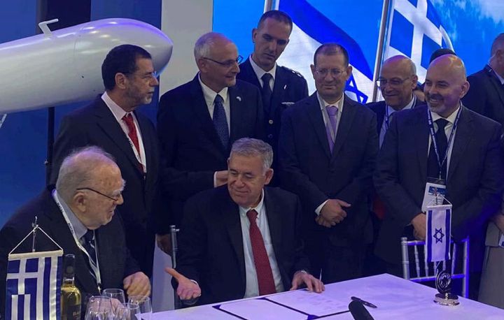 O CEO της ΙΑΙ, Boaz Levy (στο κέντρο), με τον πρόεδρο και CEO της Intracom Holdings, Σωκράτη Κόκκαλη (αριστερά).