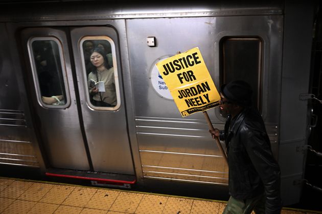 地下鉄で掲げられた「ジョーダン・ニーリーに正義を」と書かれたプラカード（2023年5月8日）