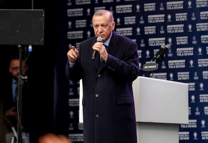 Ο Τούρκος Πρόεδρος Ρετζέπ Ταγίπ Ερντογάν κάνει δηλώσεις καθώς παρευρίσκεται σε προεκλογική συγκέντρωση στο Σουλτανγκάζι στην Κωνσταντινούπολη, Τουρκία, στις 12 Μαΐου 2023.