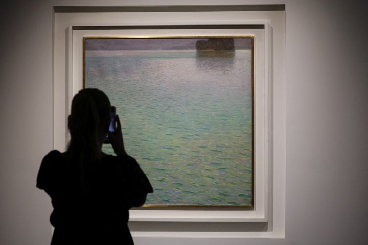 Το έργο του Γκούσταβ Κλιμτ «Insel im Attersee», οίκος Sotheby's, Νέα Υόρκη, 8 Μαΐου 2023. REUTERS/Brendan McDermid