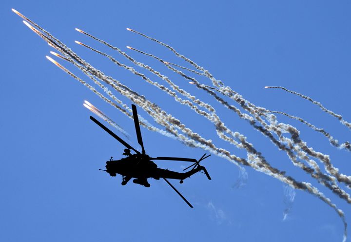 Ένα στρατιωτικό ελικόπτερο Mil Mi-28 εκτελεί στρατιωτικές επιδείξεις κατά τη διάρκεια του Διεθνούς Στρατιωτικού-Τεχνικού Φόρουμ "Στρατός 2022" στο στρατιωτικό πεδίο εκπαίδευσης Kubinka στη Μόσχα, Ρωσία, στις 18 Αυγούστου 2022.