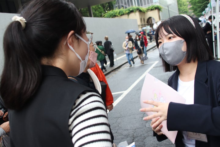 地方から五月祭を訪れた女子高校生の相談に乗る、法学部4年の川崎莉音さん（右）