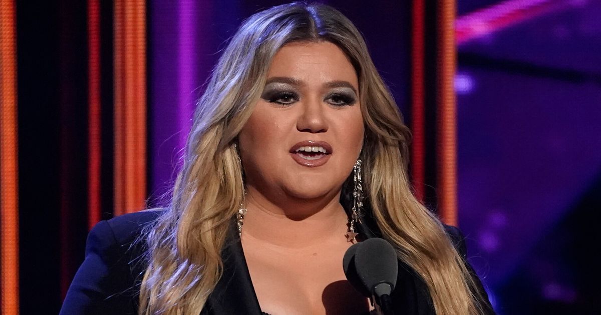 Kelly Clarkson Responds To Toxic Workplace Allegations At Her Talk Show ...