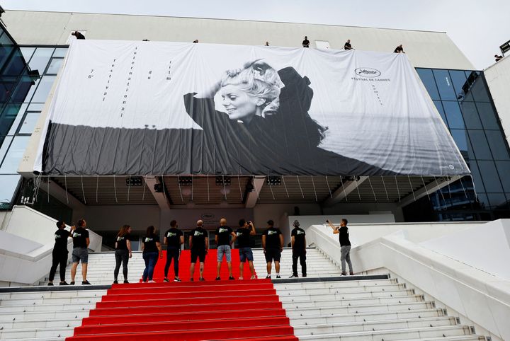 76ο Φεστιβάλ Καννών, 14 Μαΐου 2023. Το τεράστιο πανό με την Κατρίν Ντενέβ που πρωταγωνιστεί στην αφίσα της φετινής διοργάνωσης. REUTERS/Eric Gaillard