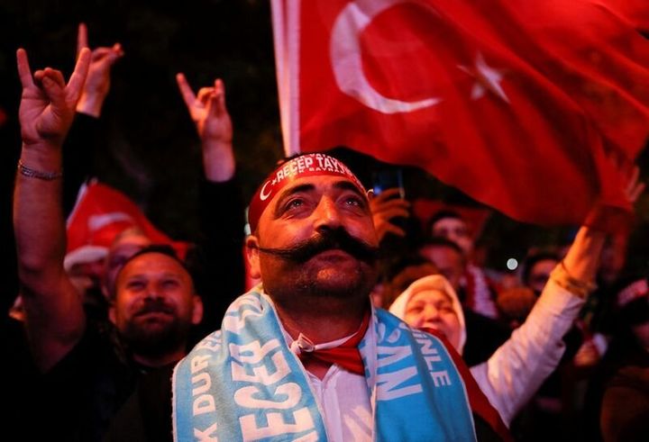 15 Μαΐου 2023 Τούρκοι υποστηριχτές του Ερντογάν πανηγυρίζουν τη νίκη του κάνοντας παράλληλα με τα δάκτυλά τους το σήμα των «Γκρίζων Λύκων»