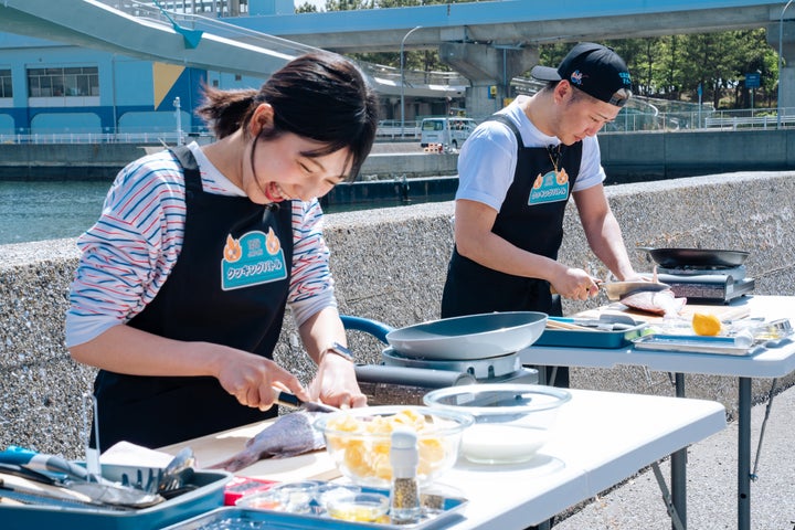 家で練習してきたという西村さん。魚をおろすのは4回目だそう。大野さんは、釣った魚を調理するのが日常だという