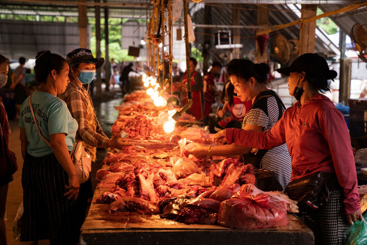 Καταναλωτές αγοράζουν κρέας από έναν πάγκο σε μια αγορά στο Vang Vieng, Λάος, 19 Ιουλίου 2022. REUTERS To match Special Report GLOBAL-PANDEMICS/BATS-DEFORESTATION