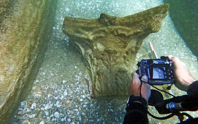 Δύτης ανακαλύπτει αρχαίες μαρμάρινους κίονες από ένα ναυάγιο της Μεσογείου 1.800 ετών.