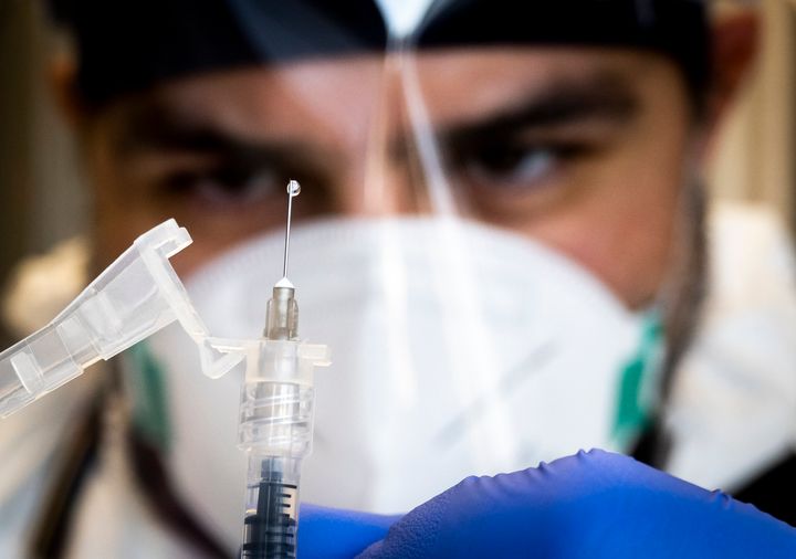 Une dose du vaccin mpox est vue préparée dans une clinique de vaccination mobile en Californie en 2022. Le vaccin Jynneos se compose de deux doses administrées à 28 jours d'intervalle.