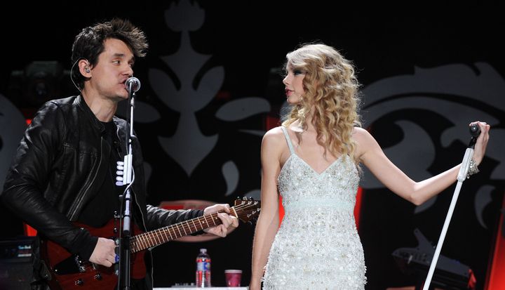 John Mayer y Taylor Swift actúan en el escenario durante el Jingle Ball 2009 de Z100 presentado el 11 de diciembre de 2009 en la ciudad de Nueva York.