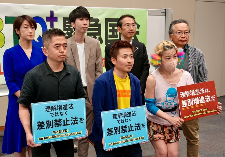 「LGBT理解増進法」に抗議する「LGBTQ+国会議会運営委員会」のメンバーら