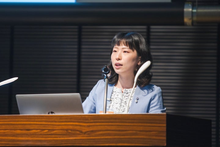 プレゼンで成果を発表する平野寿枝さん。イベントは国内外のレゾナック全社に向けてオンラインでも配信された。