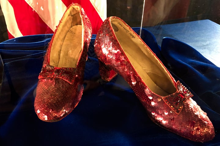 ARQUIVO - Um par de chinelos de rubi usados pela atriz Judy Garland no "O feiticeiro de Oz" sente-se em exibição em uma coletiva de imprensa no escritório do FBI no Brooklyn Center, Minnesota, em 2018. Os promotores federais dizem que um homem foi indiciado por um grande júri sob a acusação de roubar chinelos usados por Garland. O FBI recuperou os chinelos em 2018.