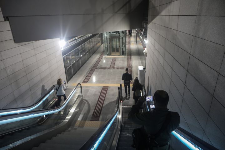 Με αφορμή την παρουσία του πρωθυπουργού στο Μετρό, ειδησεογραφικά συνεργεία επιβιβάστηκαν, σε συρμό του Μετρό στην Θεσσαλονίκη και πραγματοποίησαν τη διαδρομή όλης της βασικής γραμμής η οποία ξεκινάει από τον σταθμό Νέο Σιδηροδρομικό Σταθμό και καταλήγει στο πάρκο της Νέας Ελβετίας, Πέμπτη 18 Μαΐου 2023. Η βασική γραμμή του μετρό διατρέχει 13 σταθμούς συν το αμαξοστάσιο της Πυλαίας μέσα σε 17 λεπτά, ενώ το όριο ταχύτητας είναι τα 80 χιλιόμετρα την ώρα. (ΒΑΣΙΛΗΣ ΒΕΡΒΕΡΙΔΗΣ/ΜΟΤΙΟΝΤΕΑΜ)