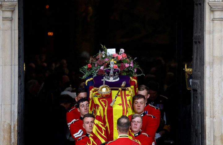 Το φέρετρο της βασίλισσας Ελισάβετ της Βρετανίας μεταφέρεται έξω από το Αβαείο του Ουέστμινστερ μετά από την τελετή κατά την ημέρα της κρατικής κηδείας και ταφής της, στο Λονδίνο, Βρετανία, 19 Σεπτεμβρίου 2022. REUTERS/Hannah McKay