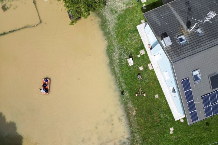 Κάτοικοι χρησιμοποιούν μια βάρκα για να περάσουν μέσα από τα νερά των πλημμυρών μετά τις έντονες βροχοπτώσεις που έπληξαν την περιοχή Εμίλια Ρομάνια της Ιταλίας, στο Σαν Πανκράτζo κοντά στη Ραβέννα, Ιταλία, 18 Μαΐου 2023. REUTERS/Antonio Denti