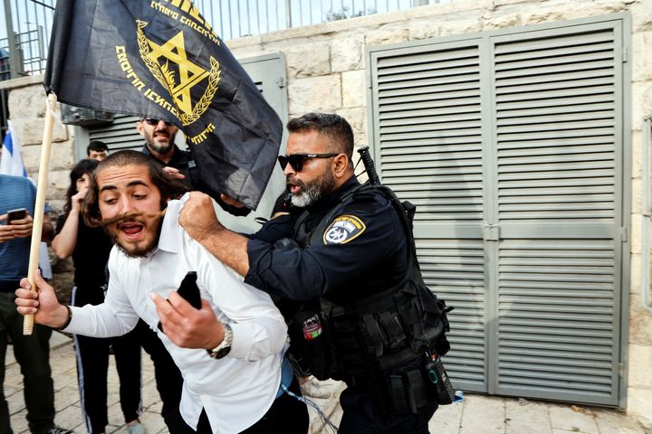 Ένας αστυνομικός σπρώχνει έναν Ισραηλινό μέλος της Lehava