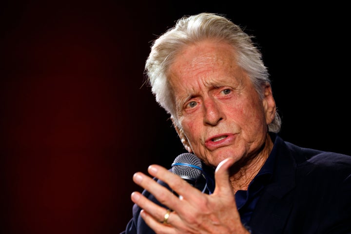Michael Douglas fala na quarta-feira durante o 76º Festival de Cinema de Cannes.