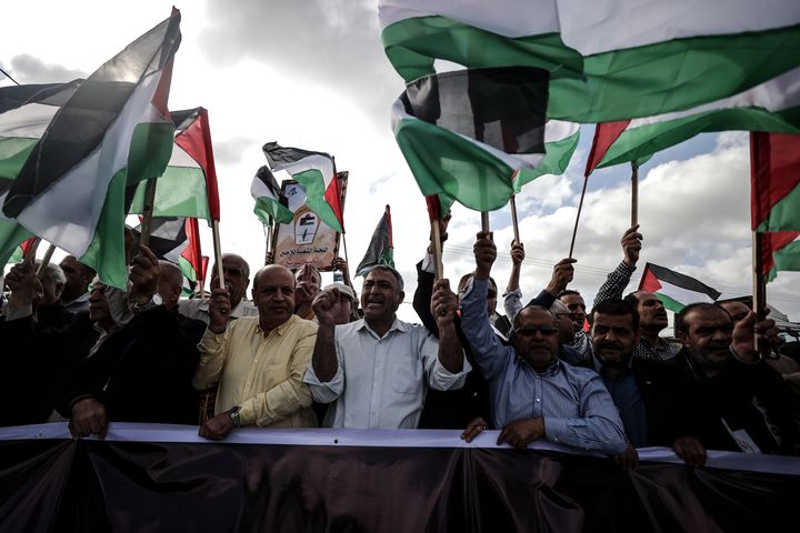 18 ΜΑΪΟΥ: Παλαιστίνιοι, κρατώντας σημαίες, διαδηλώνουν ενάντια στην πορεία με σημαίες που πραγματοποιούν Εβραίοι έποικοι στην Ιερουσαλήμ, στις 18 Μαΐου 2023 στην πόλη της Γάζας, στη Γάζα.