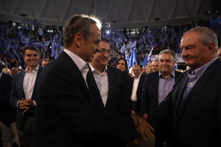 Στην προεκλογική ομιλία του Κυριάκου Μητσοτάκη παραβρέθηκε και ο πρωην πρωθυπουργός Κώστας Καραμανλής