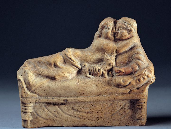Άνδρας και γυναίκα ανταλλάσσουν φιλία κατά την διάρκεια ερωτικής πράξης (Νάπολη, 1ος αιώνας μ.Χ) 