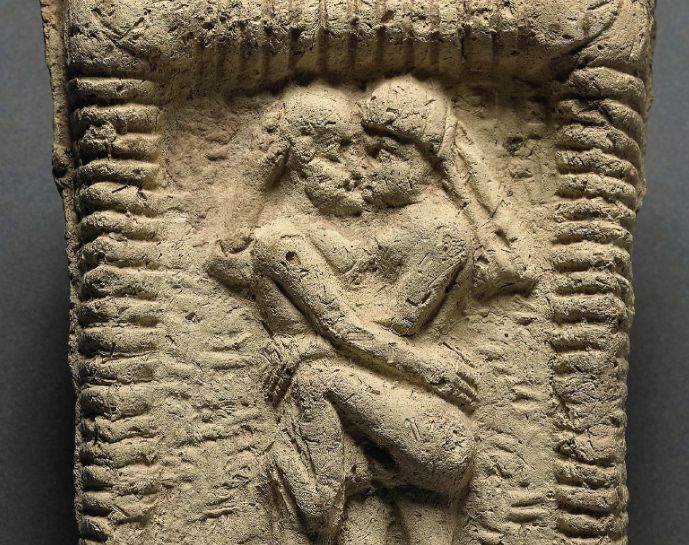 Πήλινο πλακίδιο από την Μεσοποταμία με αναπαράσταση σεξουαλικής πράξης όπου φαίνεται ξεκάθαρα η πρακτική του φιλιού. 