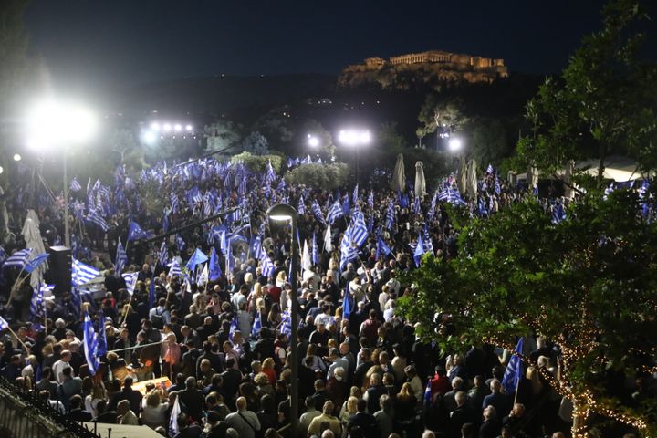 Άποψη από τον κόσμο που συγκεντρώθηκε στο Θησείο να ακούσει τον Κυριάκο Μητσοτάκη