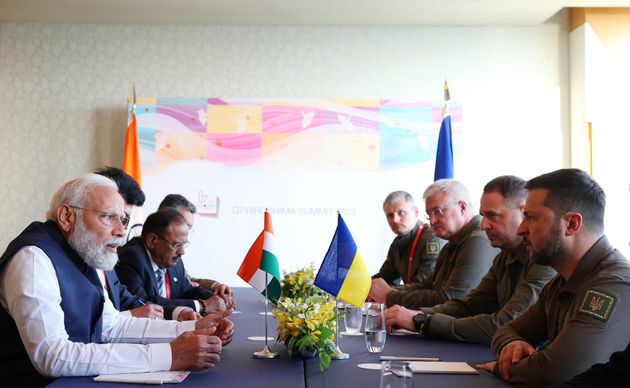 Ｇ７サミットが開かれた広島市で、インドのディ首相（手前左）と会談するウクライナのゼレンスキー大統領（同右）［インド首相府のツイッターより］