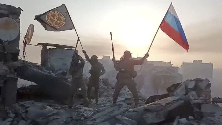Ρώσοι μισθοφόροι της Wagner φέρονται να κυματίζουν σημαίες της Ρωσίας και της εταιρείας στην Μπαχμούτ. Πρόκειται για εικόνα από βίντεο που δόθηκε στην δημοσιότητα από το Υπ.Αμυνας στην Μόσχα κατά την ανακοίνωση της κατάληψης της περιοχής