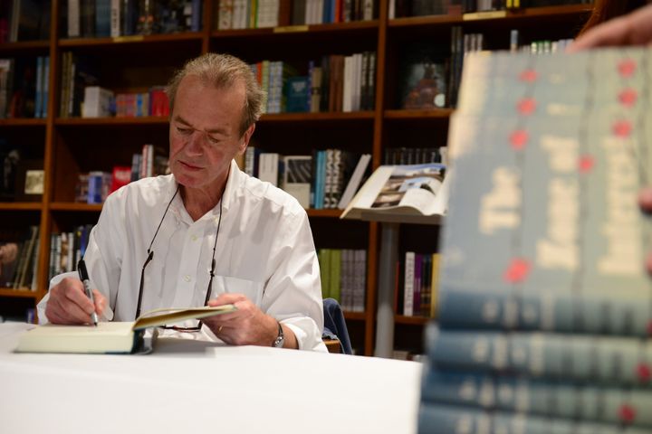 Ο Μάρτιν Έιμις υπογράφοντας αντίτυπα του βιβλίου του "The Zone of Interest" τον Οκτώβριο του 2014 στη Φλόριντα. (Photo by Johnny Louis/FilmMagic)