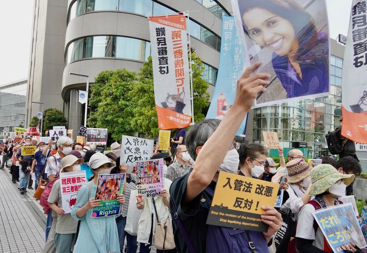 入管法改正案に反対するデモの参加者たち（東京・渋谷）