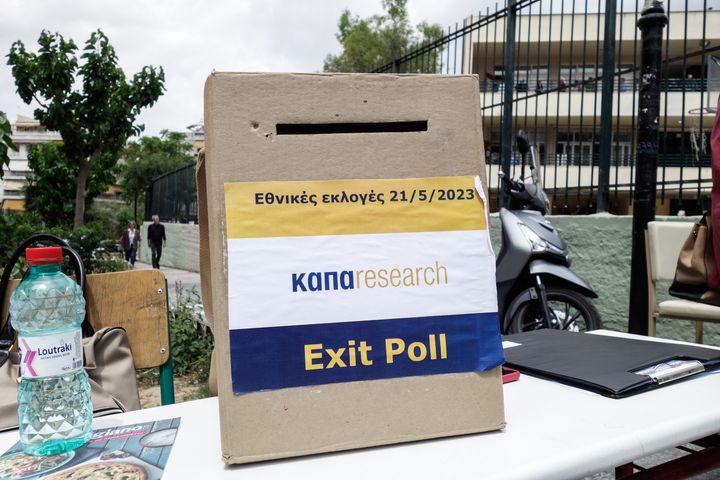 Κάλπη exit poll σε εκλογικό τμήμα της Αττικής, Κυριακή 21 Μαΐου 2023. (ΓΙΩΡΓΟΣ ΚΟΝΤΑΡΙΝΗΣ/EUROKINISSI)