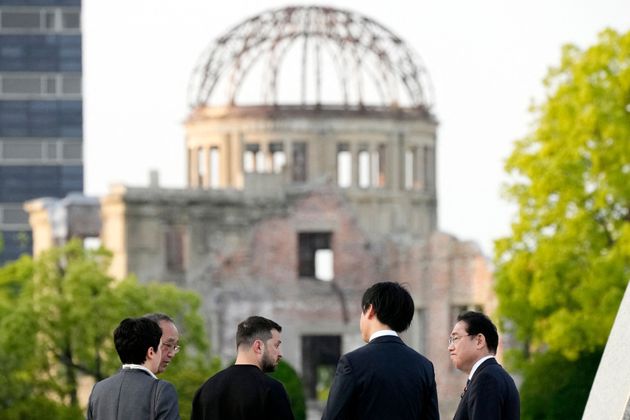 広島の平和記念公園を訪れ、岸田首相と話すゼレンスキー大統領（2023年5月21日）