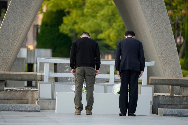 原爆死者慰霊碑に献花したゼレンスキー大統領と岸田首相（2023年5月21日）
