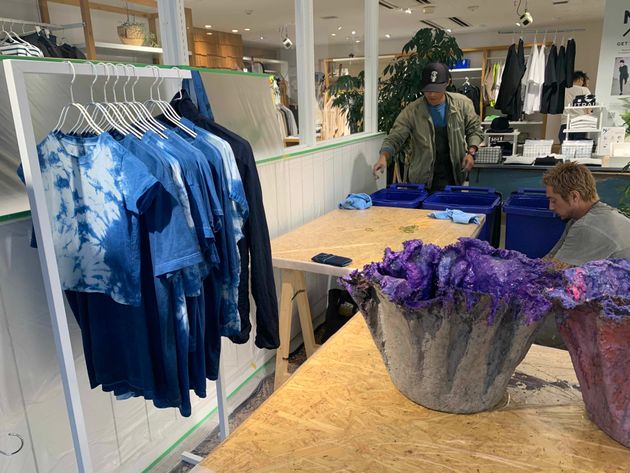 ヘリーハンセンのストアでは、着古したTシャツを藍染めで蘇らせるサービスを提供した