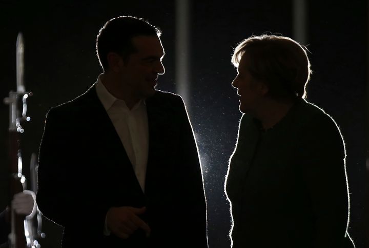 ΑΡΧΕΙΟ - Ο τότε Έλληνας πρωθυπουργός Αλέξης Τσίπρας, αριστερά, και η γερμανίδα καγκελάριος Άνγκελα Μέρκελ συνομιλούν μετά τη συνάντησή τους στην Αθήνα, στις 10 Ιανουαρίου 2019. (AP Photo/Petros Giannakouris)