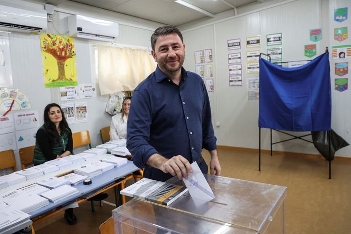 Ο αρχηγός του ΠΑΣΟΚ Νίκος Ανδρουλάκης ψηφίζει σε εκλογικό κέντρο στο Αρκαλοχώρι, στο νησί της Κρήτης, στις 21 Μαΐου 2023. REUTERS/Stefanos Rapanis