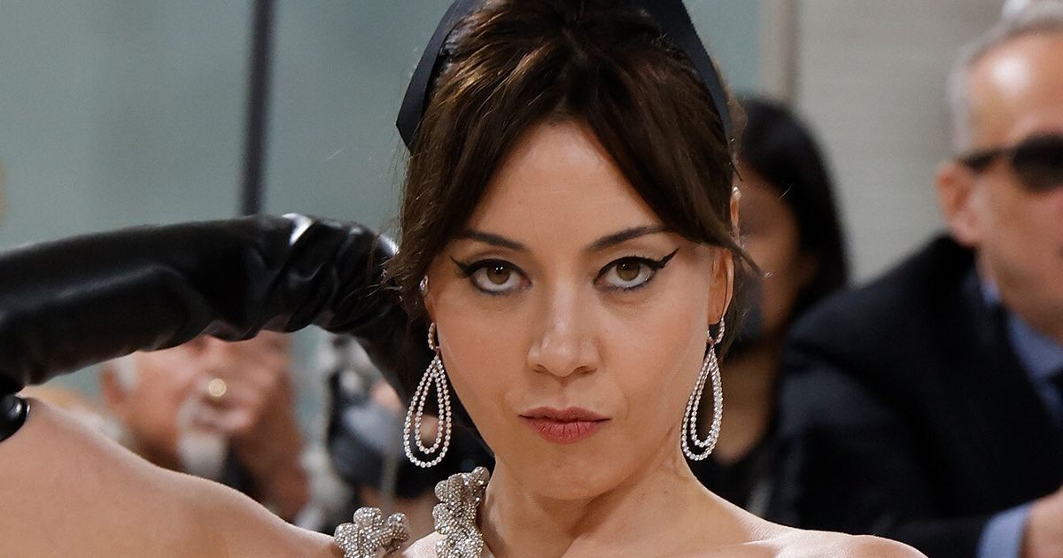 Aubrey Plaza Says Seeing Her Co-Star’s Abs Modified ‘The White Lotus’