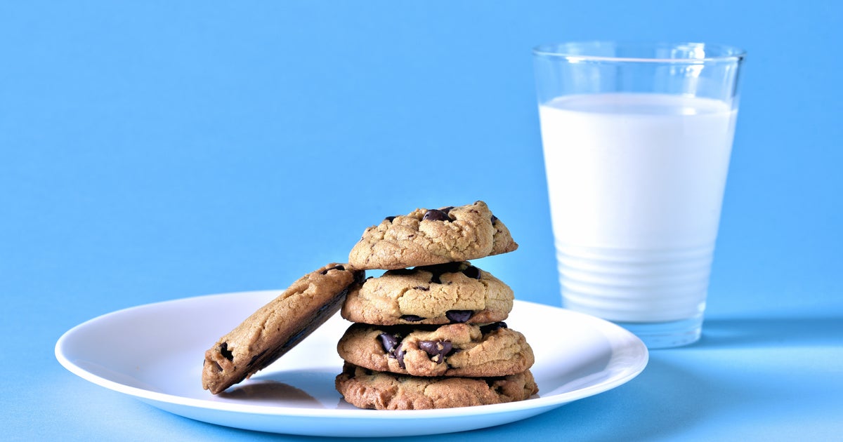 Sleep Specialists Share The 1 Food They Won't Eat Before Bedtime