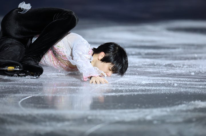 フィギュアスケートのエキシビションで演技する羽生結弦選手＝2022年2月20日、中国・北京