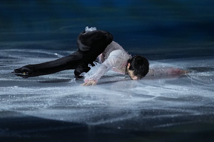 フィギュアスケートのエキシビションで演技する羽生結弦選手＝2022年2月20日、中国・北京