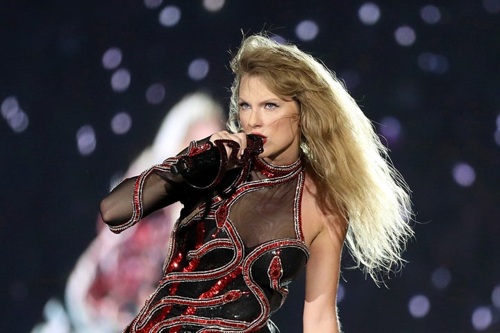 ステージで歌うテイラー・スウィフト=2023年4月13日、米フロリダ州・タンパ