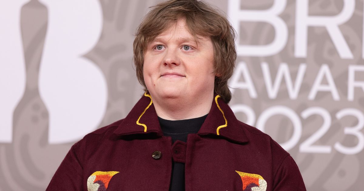 Photo of Lewis Capaldi’s Old School Put Up A Statue In His Honour – And The Photos Speak For Themselves