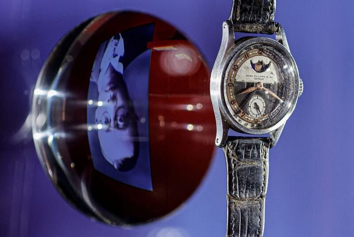 Το ρολόι Patek Philippe Reference 96 Quantieme Lune που ανήκε στη συλλογή του τελευταίου αυτοκράτορα της δυναστείας Τσινγκ της Κίνας. Που Γι στο οίκο Phillips, στο Χονγκ Κονγκ της Κίνας, 19 Μαΐου 2023. REUTERS/Tyrone Siu
