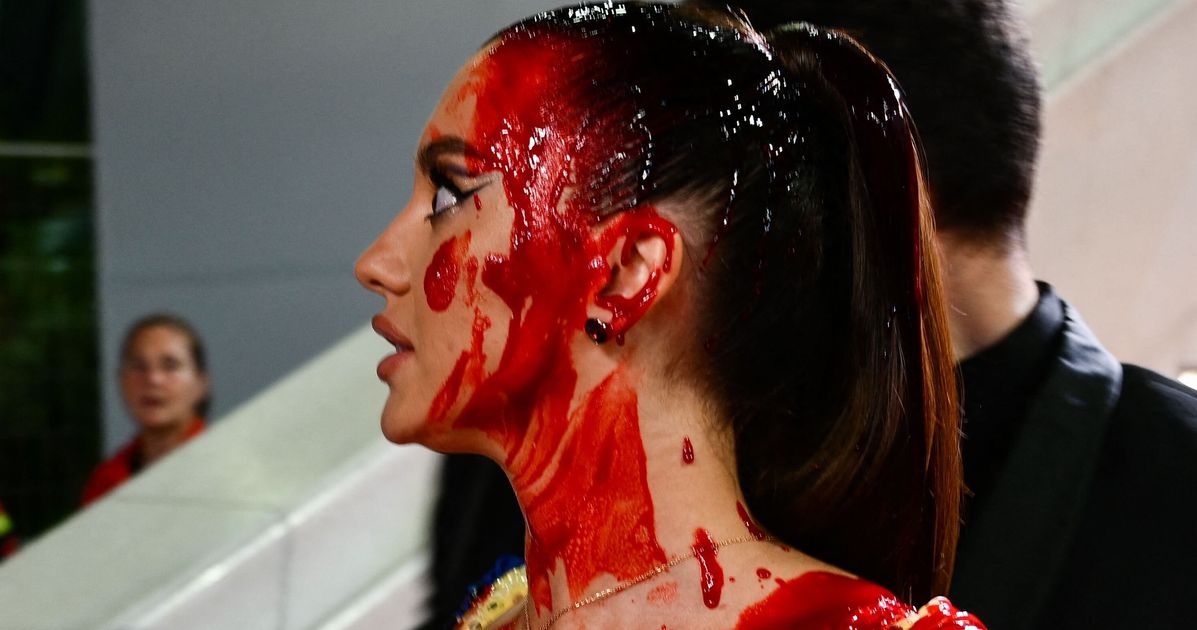 Une manifestante ukrainienne s’asperge de sang à Cannes