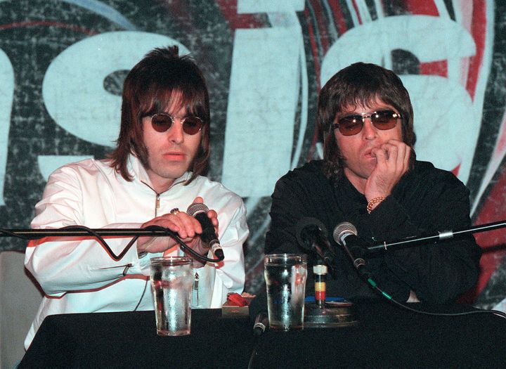 (L-R) Liam and Noel Gallagher at a press conference in 1998