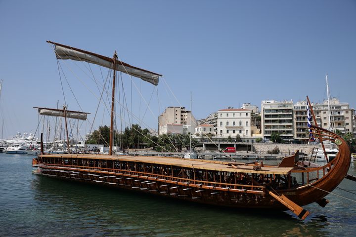 Υποδοχή του μοναδικού λειτουργικού αντιγράφου της αθηναϊκής τριήρους του 5ου αιώνα π.Χ. του Πολεμικού Ναυτικού "Ολυμπιάς" από τον δήμαρχο Πειραιά Γιάννη Μώραλη για τις "Ημέρες Θάλασσας 2023" στην πλατεία Αλεξάνδρας, Τετάρτη 24 Μαΐου 2023. (ΒΑΣΙΛΗΣ ΡΕΜΠΑΠΗΣ/EUROKINISSI)