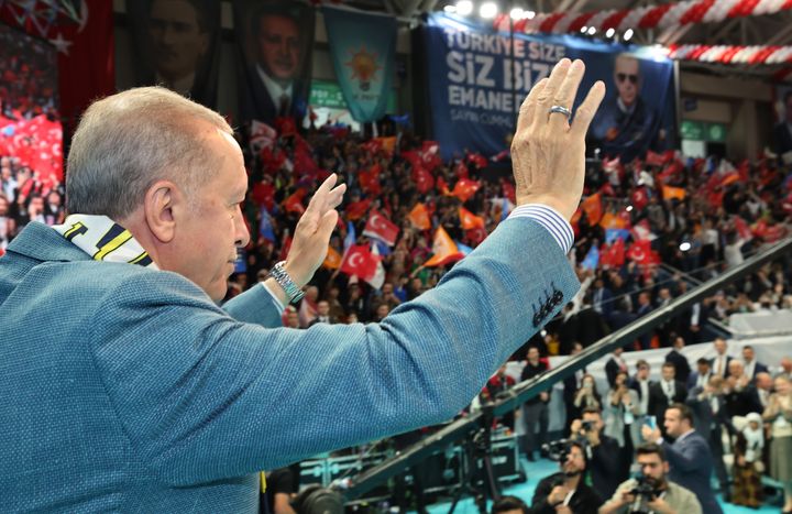 Ο Τούρκος Πρόεδρος Ρετζέπ Ταγίπ Ερντογάν χαιρετάει το πλήθος κατά τη διάρκεια συγκέντρωσης στην περιοχή Μαμάκ της Άγκυρας, Τουρκία, στις 24 Μαΐου 2023. (Photo by Turkish Presidency / Murat Cetinmuhurdar / Handout/Anadolu Agency via Getty Images)