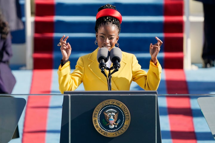 Amanda Gorman lê seu poema "A colina que subimos" durante a posse presidencial de 2021 no Capitólio dos EUA em Washington.