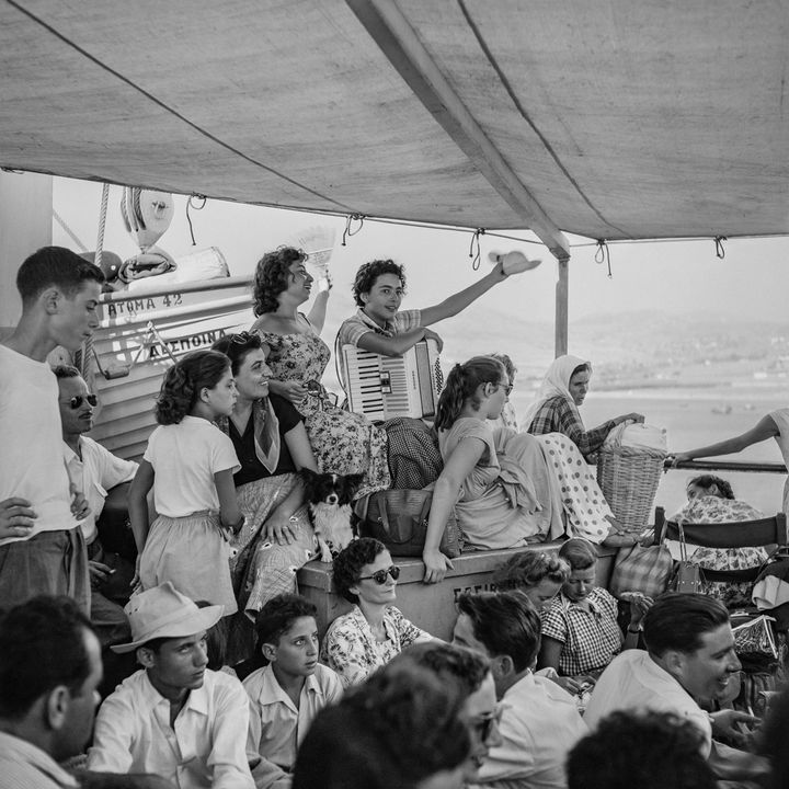 Κατάστρωμα στο «Δέσποινα», 1955. Ένα είδος συντροφικότητας αναπτυσσόταν συχνά μεταξύ των επιβατών του καταστρώματος, ειδικά εάν κάποιος έπαιζε μουσική.